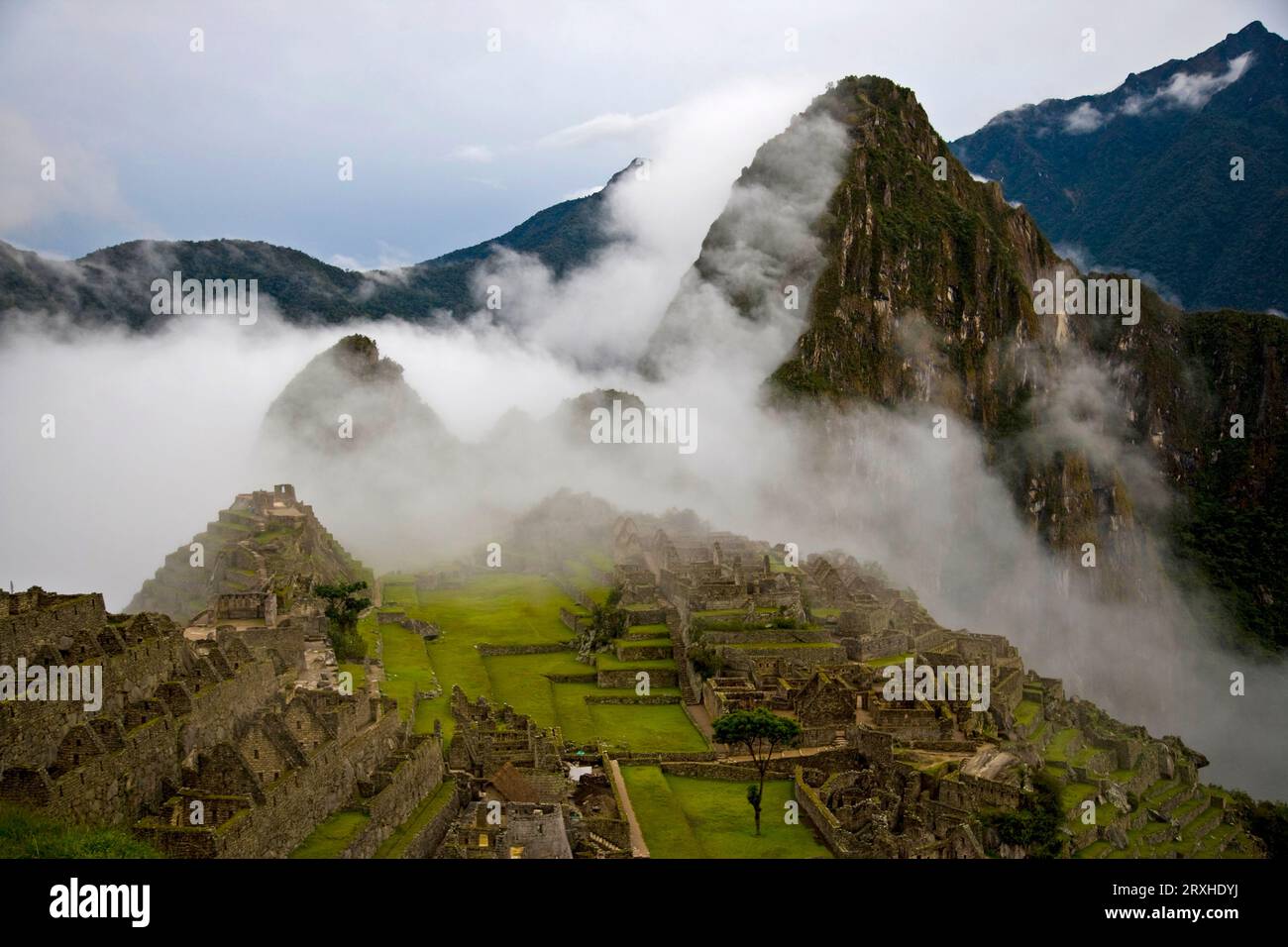 Wolken umhüllten Machu Picchu; Machu Picchu, Peru Stockfoto