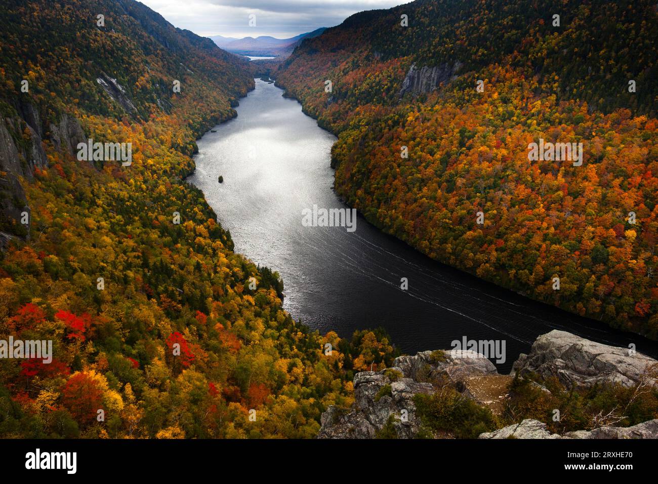 Blick auf den Lower Ausable Lake vom Indian Head im Herbst, mit leuchtenden Herbstfarben auf den Bäumen im Adirondack Park, New York, USA Stockfoto