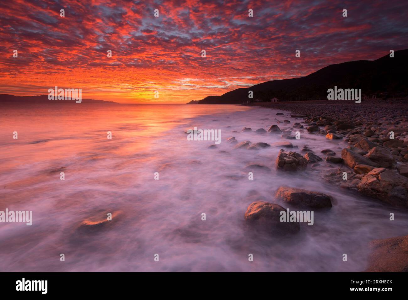 Dramatischer Sonnenaufgang über dem Meer von Cortez bei La Paz; La Paz, Baja California, Mexiko Stockfoto