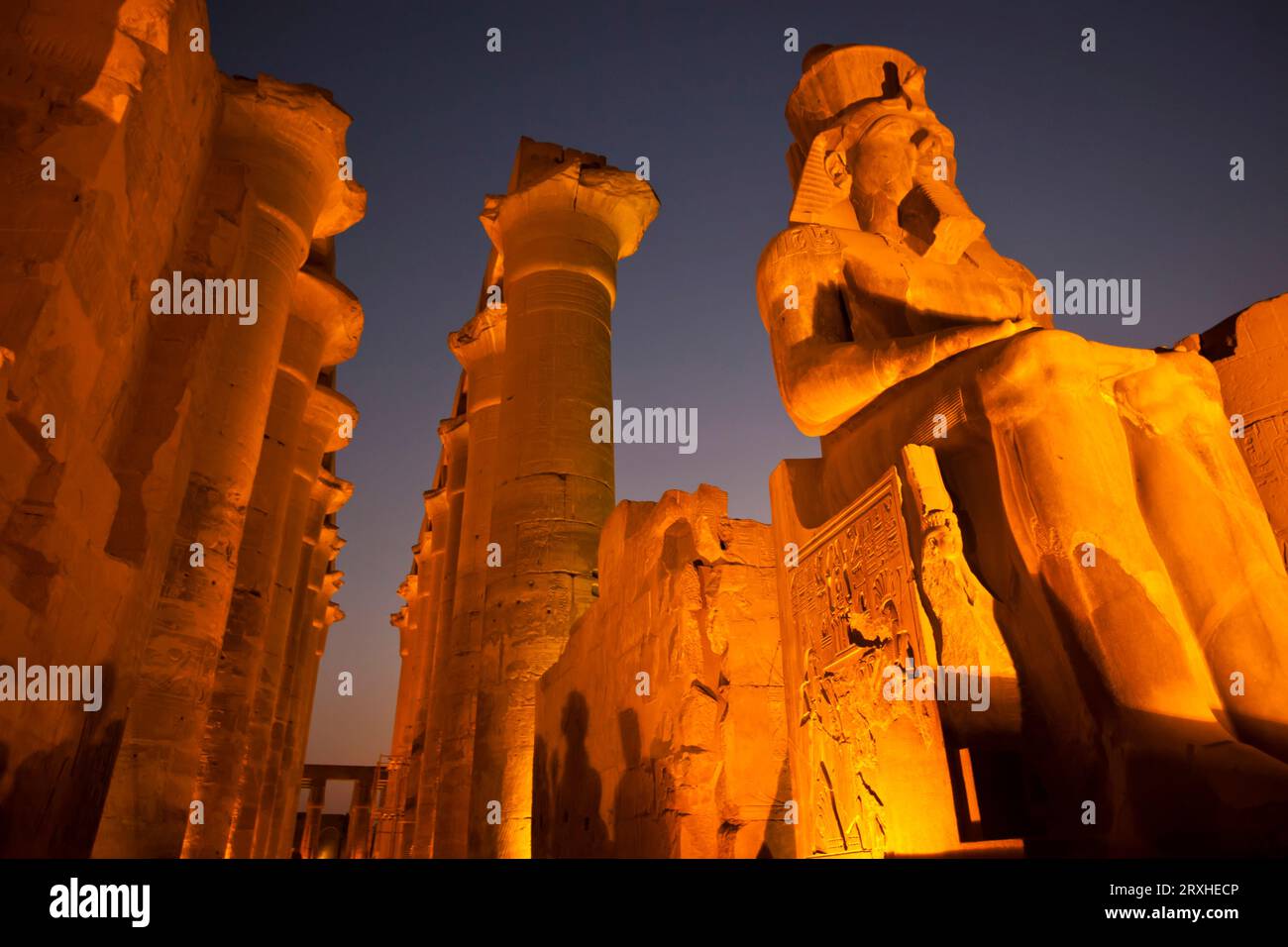 Luxor Tempel mit antiken Säulen und Skulpturen in Luxor, Ägypten. Luxor, Ägypten Stockfoto