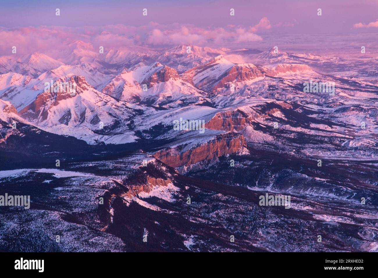 Rosafarbenes Licht auf der schneebedeckten Front Range der Rocky Mountains in Montana, USA; Montana, USA Stockfoto