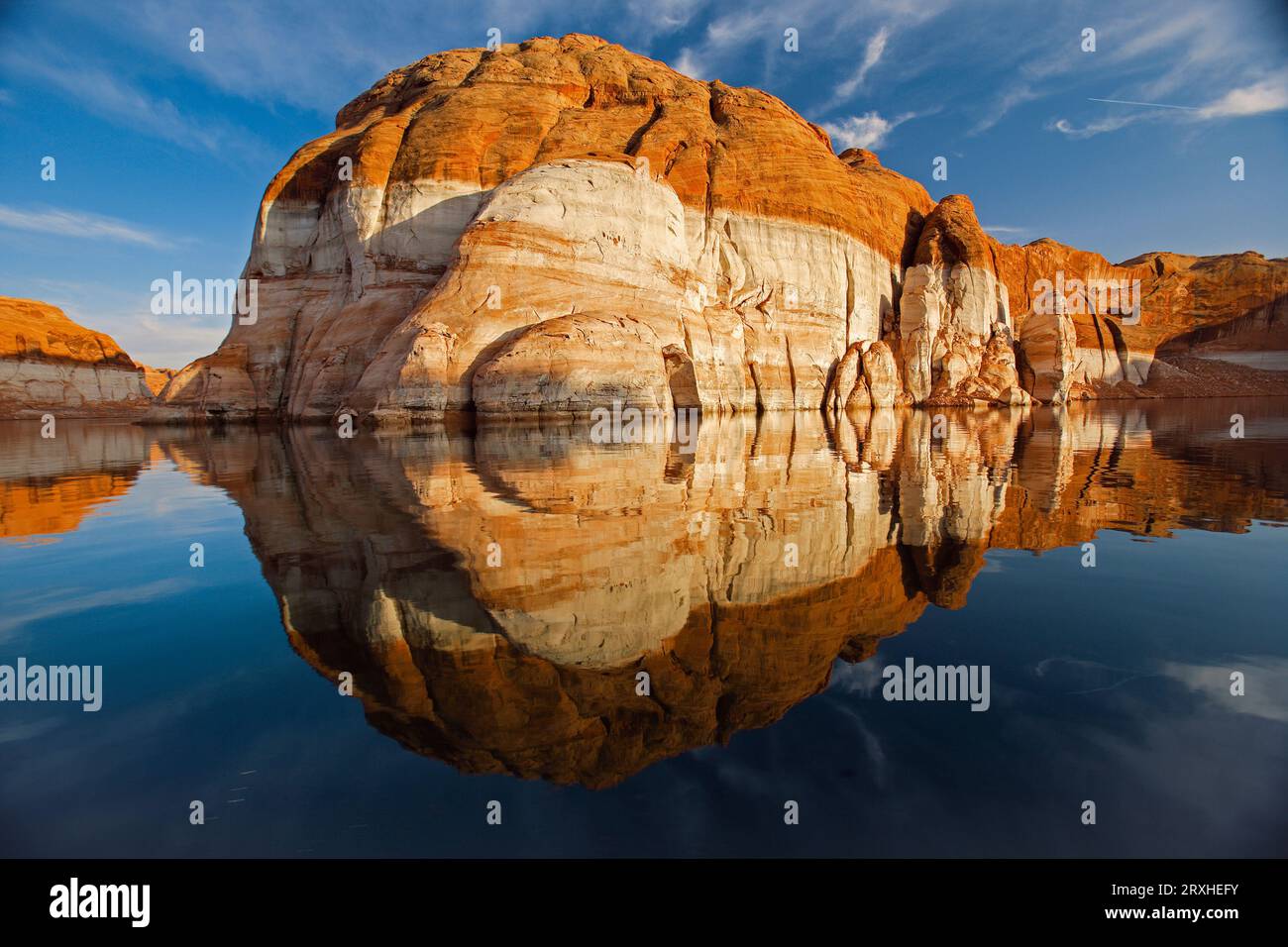 Klippen mit hellen Kalzitablagerungen, die einst durch das Wasser gelaufen sind, in der Nähe des Clear Creek Canyon, Escalante River, Utah, USA; Utah, Vereinigte Staaten von Amerika Stockfoto