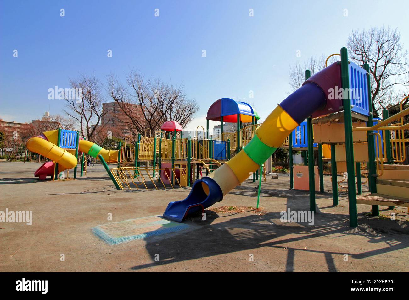 Kinderspielgeräte im Park ohne Personen Stockfoto