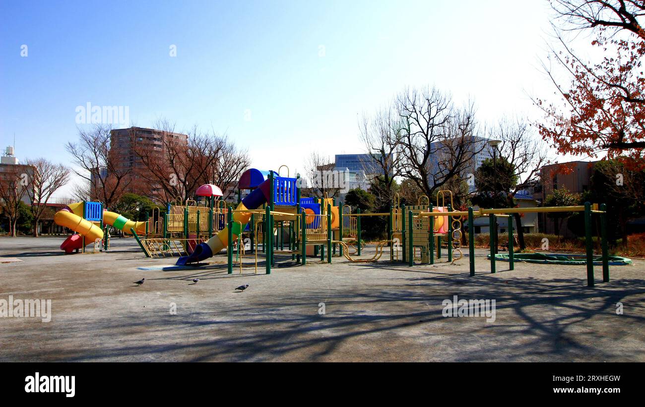 Kinderspielgeräte im Park ohne Personen Stockfoto