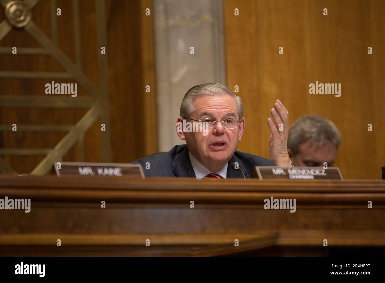 US-Senator Robert Menendez (D-NJ), Vorsitzender des Ausschusses für Außenbeziehungen des Senats, hielt die Eröffnungserklärung während der Anhörung zum Thema „Syrien nach Genf: Nächste Schritte für die US-Politik“ am 26. März 2014. Der demokratische Senator Bob Menendez aus New Jersey blieb trotzig, nachdem er Ende september 2023 wegen Bestechung angeklagt worden war, und sagte, dass er glaubt, entlastet zu werden, als er auf einige der von Staatsanwälten aufgezeigten konkreten Anklagen und Beweise reagierte. Stockfoto