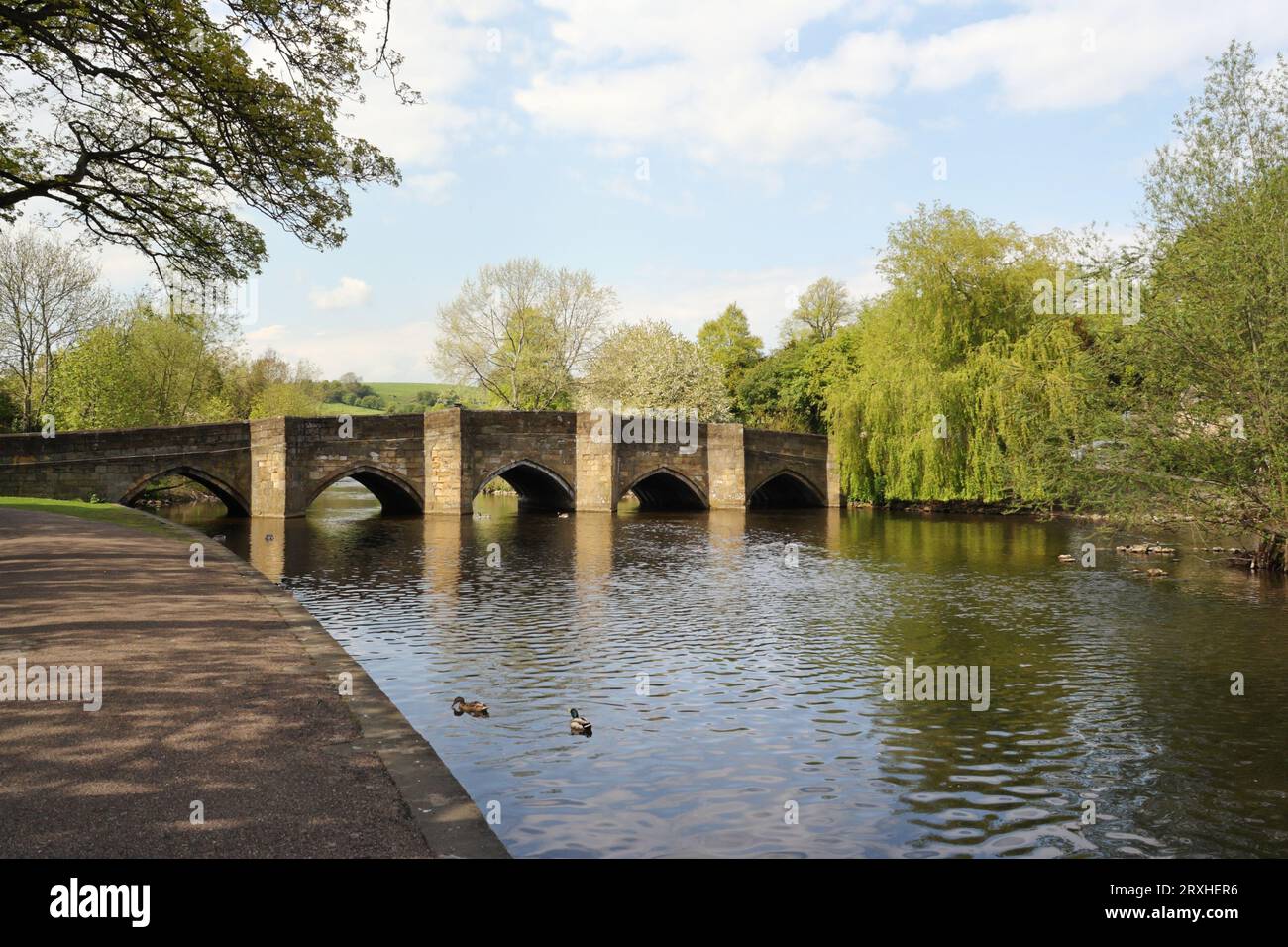 Die historische 5-Bogen-Brücke aus dem 13. Jahrhundert überspannt den Fluss Wye in Bakewell Derbyshire England, UK Grade I, gelisteter Struktur Peak District Nationalpark Stockfoto
