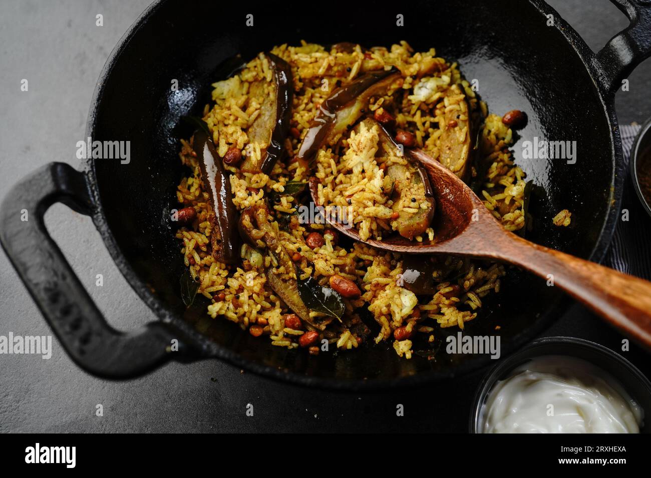 Hausgemachtes Vangi-Bad oder Brinjal-Reis - südindische Auberginen-Pulav, selektiver Fokus Stockfoto