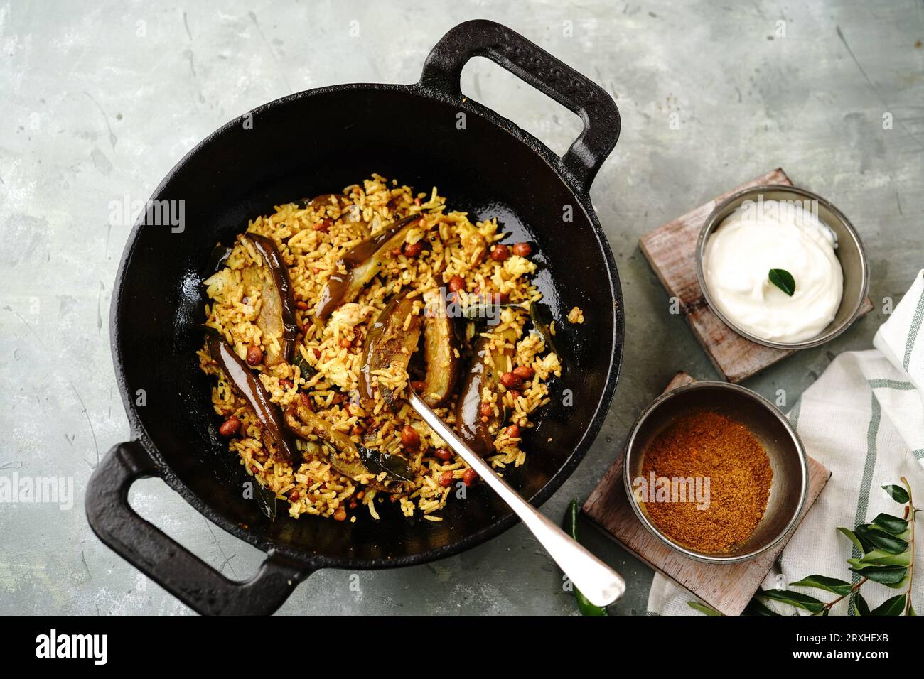 Hausgemachtes Vangi-Bad oder Brinjal-Reis - südindische Auberginen-Pulav, selektiver Fokus Stockfoto