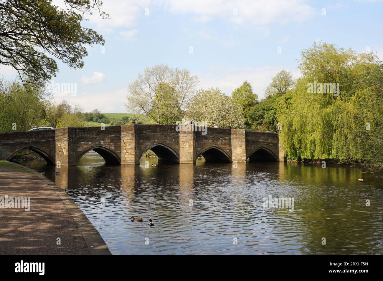 Die historische 5-Bogen-Brücke aus dem 13. Jahrhundert überspannt den Fluss Wye in Bakewell Derbyshire England, UK Grade I, gelisteter Struktur Peak District Nationalpark Stockfoto