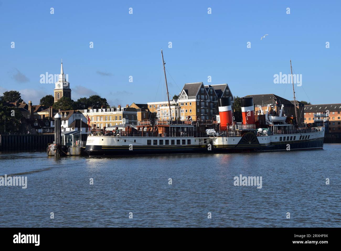 PS Waverley, der letzte Paddeldampfer im Ozean, bei Sonnenaufgang am Gravesend Town Pier, dem ältesten gusseisernen Pier der Welt. Stockfoto