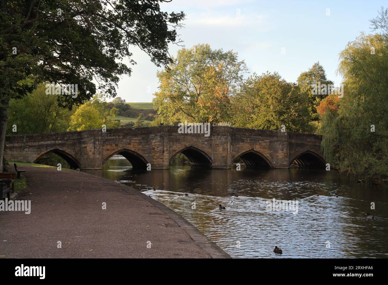 5-bogige Brücke aus dem 13. Jahrhundert über den Fluss Wye im Bakewell Derbyshire Peak District National Park England UK, denkmalgeschütztes Gebäude Stockfoto