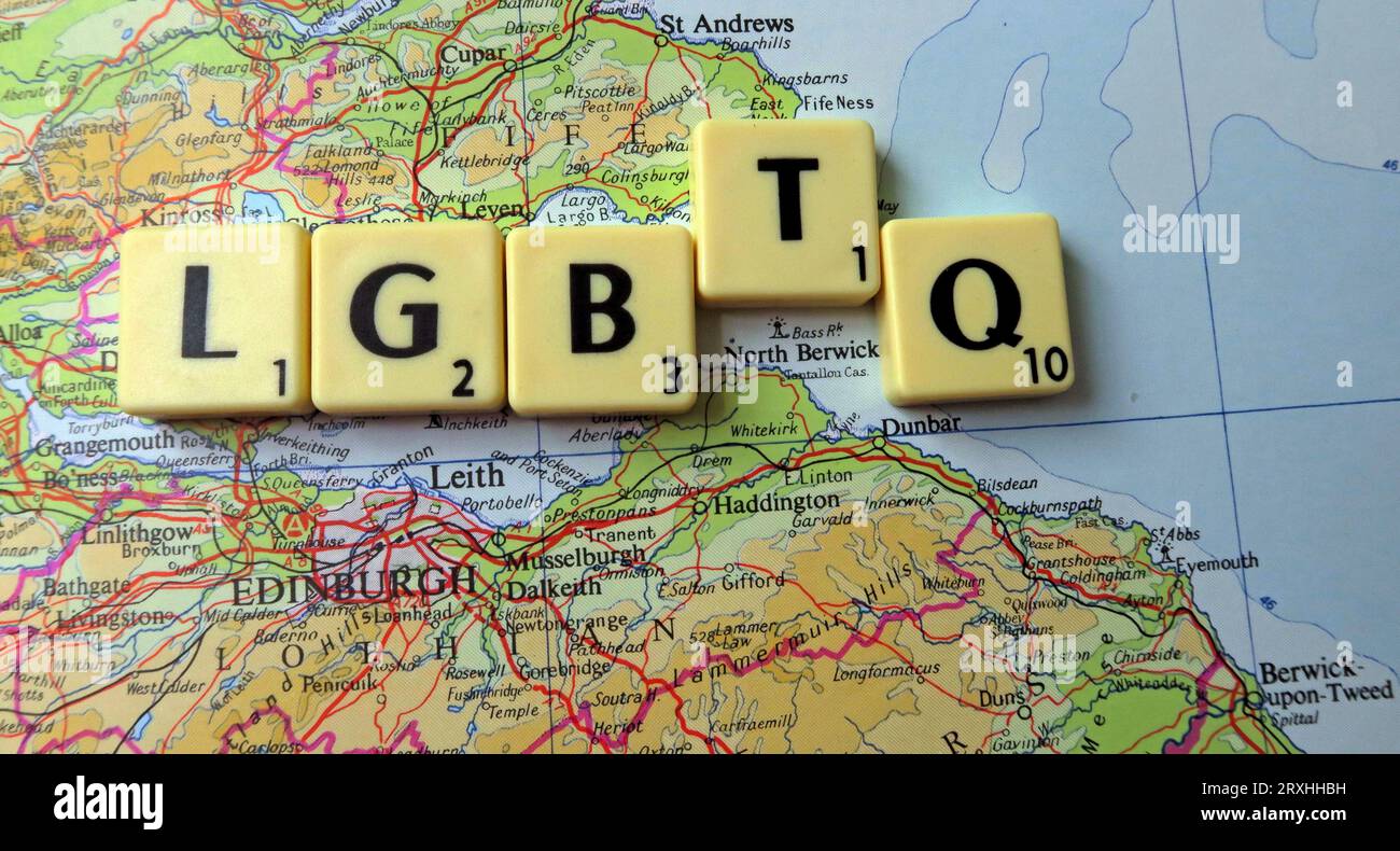 LGBTQ - in Worten, Scrabble Buchstaben auf einer Karte von Edinburgh, Schottland, Großbritannien Stockfoto
