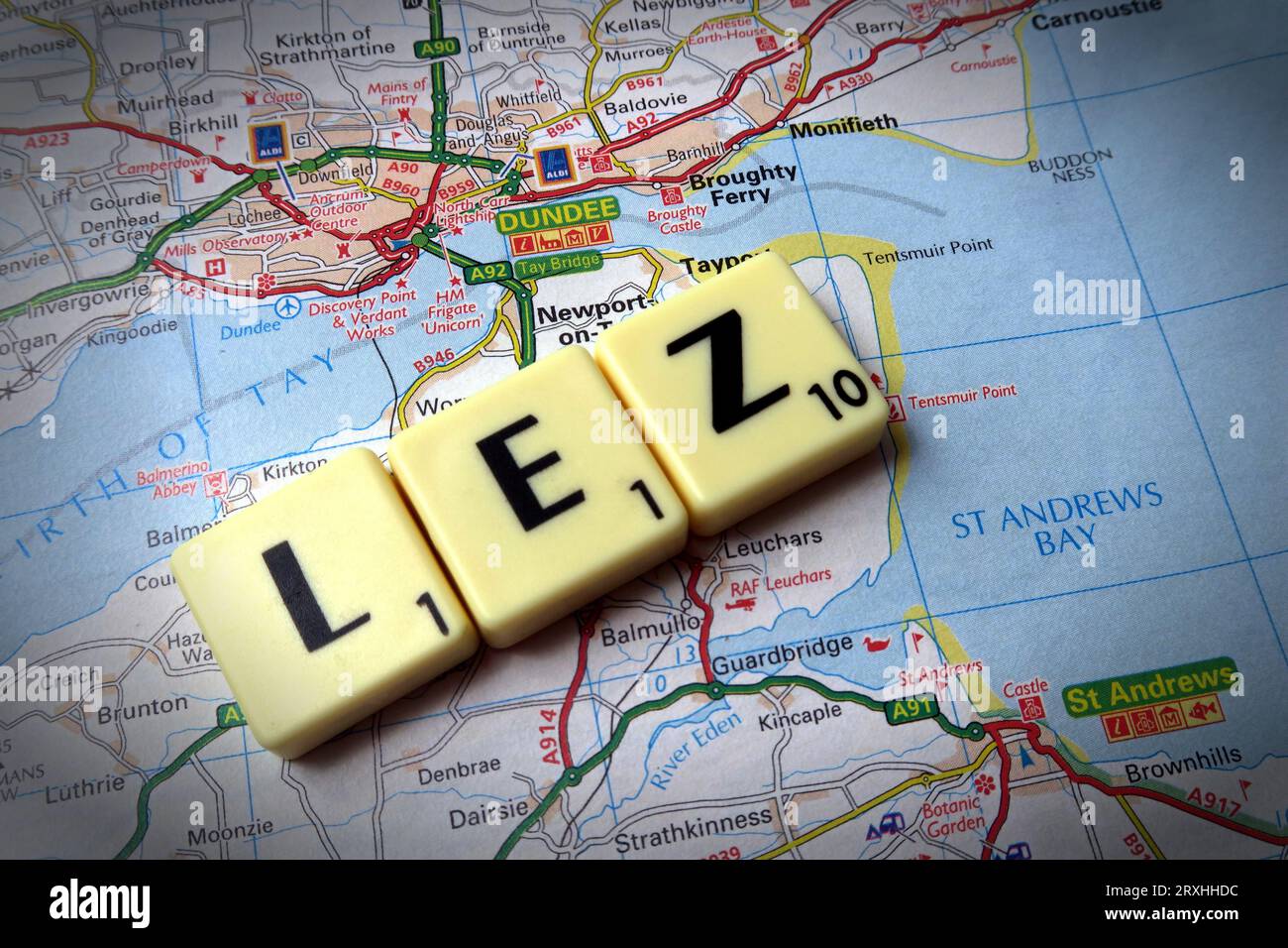 Dundee LEZ Low Emission Zone – in Worten, Scrabble-Buchstaben auf einer Karte – DD1 1DD Stockfoto