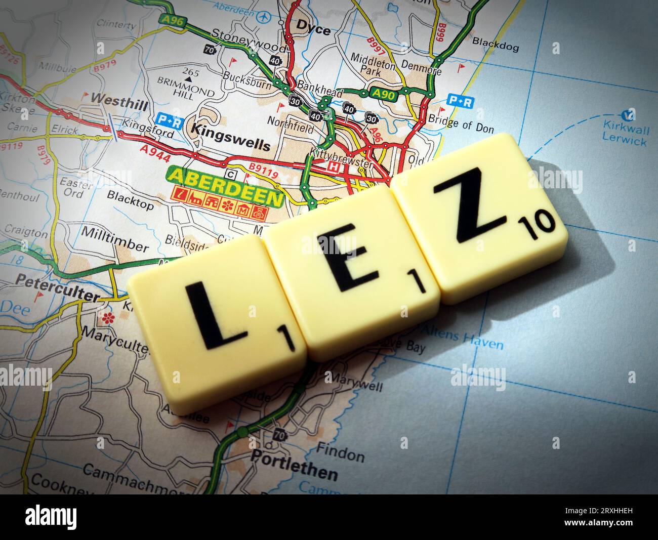Aberdeen LEZ Low Emission Zone – in Worten, Scrabble-Buchstaben auf einer Karte – AB11 6LX Stockfoto