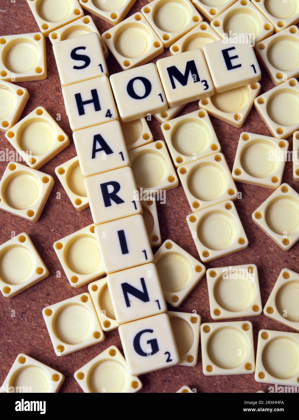 Home Sharing – in Wörtern, Scrabble-Buchstaben Stockfoto