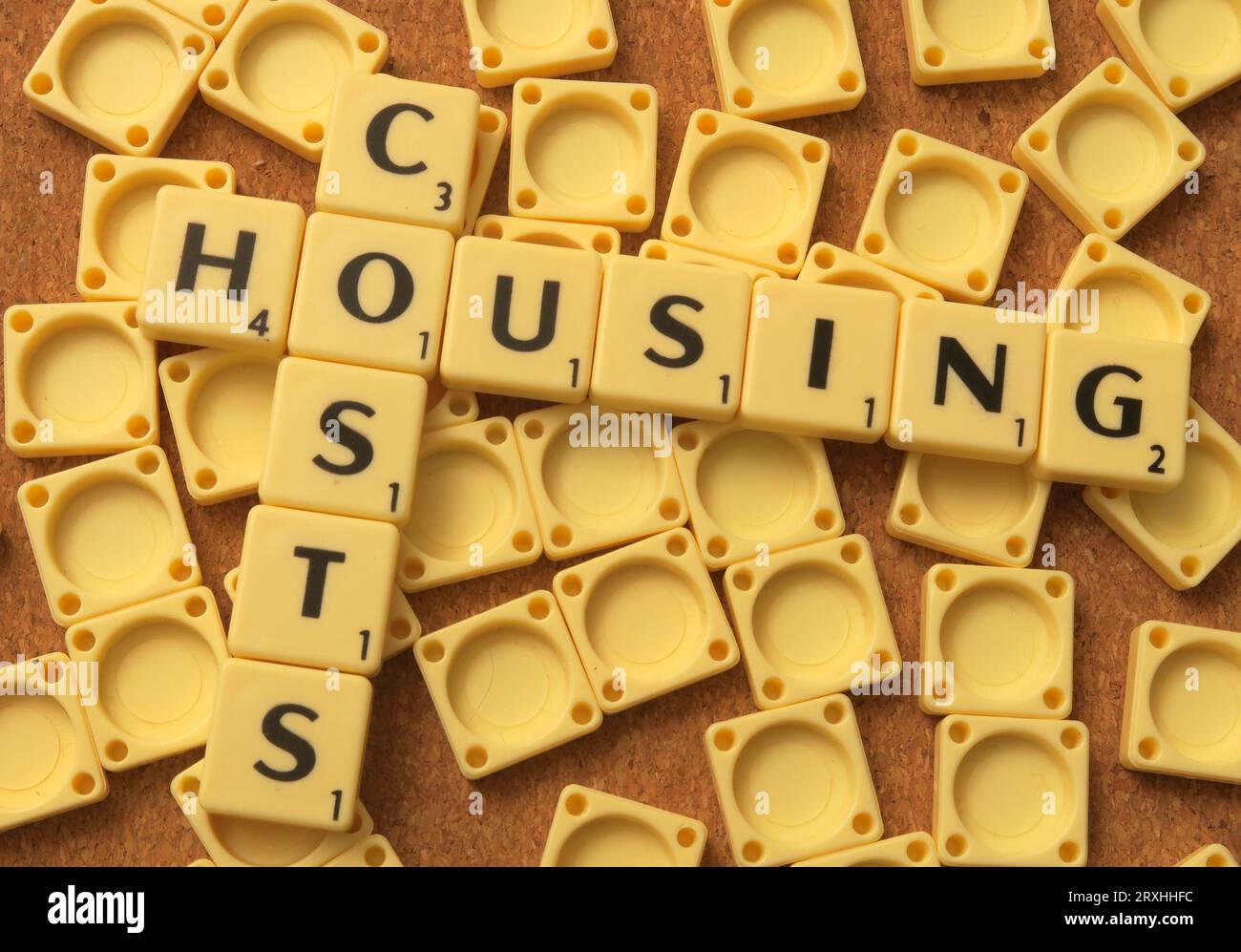 Wohnkosten - in Worten, Scrabble-Buchstaben Stockfoto