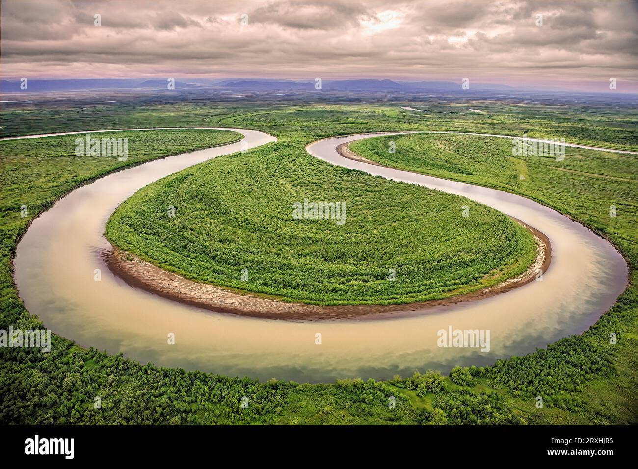 Der Fluss Wyvenka schlängelt sich durch eine Aue, Region Kamtschatka, Russland. Stockfoto