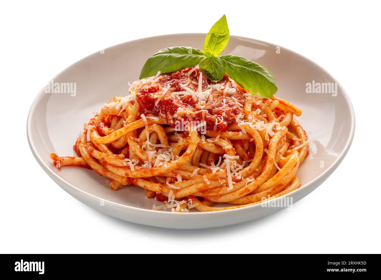 Bucatini mit Tomatensauce und Basilikumblättern und Parmisan-Käse, Pasta amatriciana in weißer Platte isoliert auf weiß mit Schnittpfad im Preis inbegriffen Stockfoto