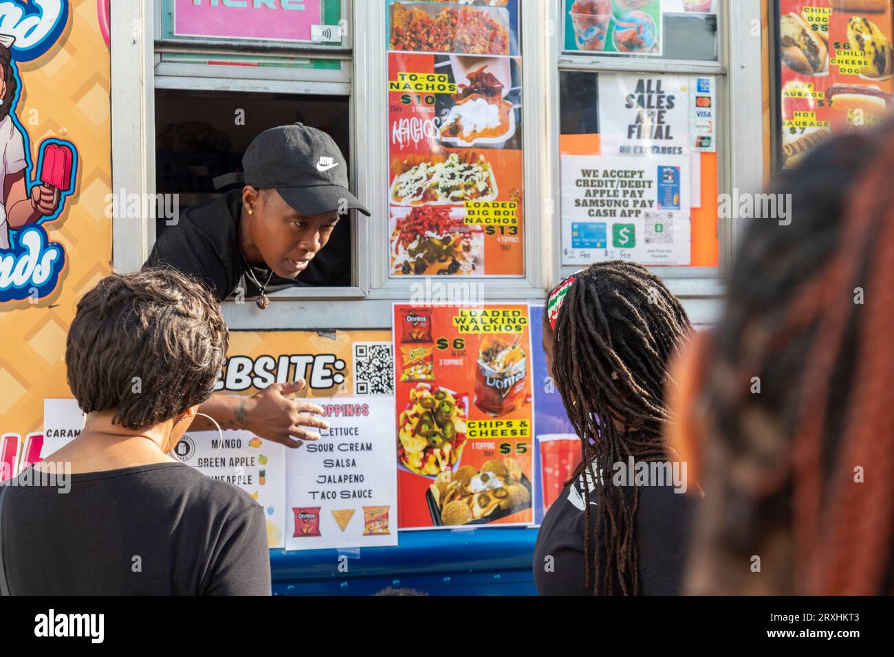 Detroit, Michigan - das East Warren fest bot Essen, Musik und Kunsthandwerk in den Stadtvierteln East English Village und Morningside. Stockfoto