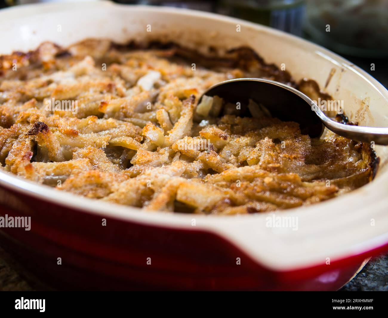 Traditionelle schwedische Delikatesse, Jansson's Frestelse: Eine Auflaufform aus Kartoffeln, Zwiebeln, Sardellen und reichhaltiger Sahne, die oft zu Weihnachten genossen wird Stockfoto
