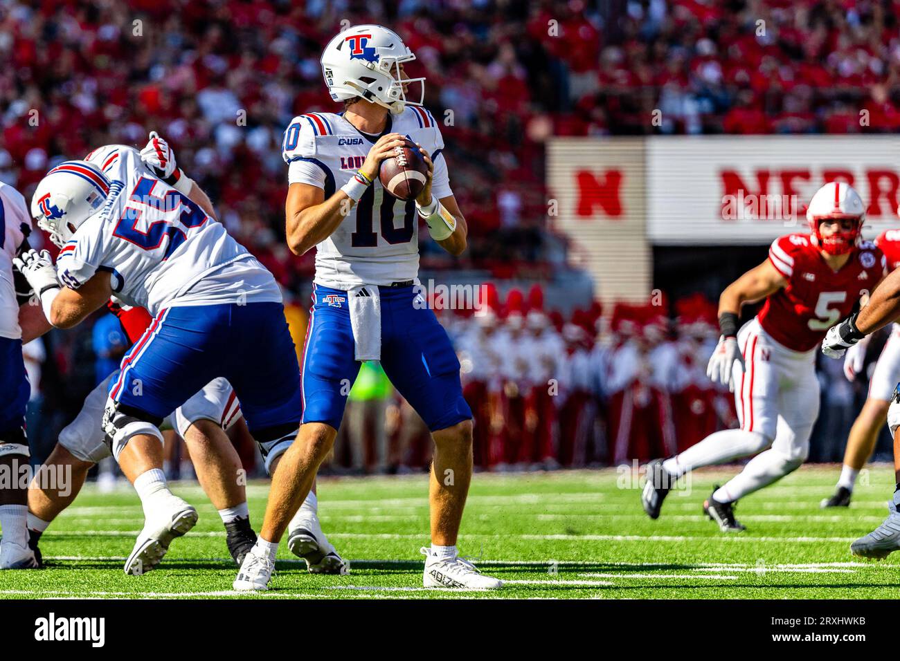 Lincoln, NE. US 23. September 2023. Louisiana Tech Bulldogs Quarterback Jack Turner (10) in Aktion während eines NCAA Division 1 Fußballspiels zwischen Louisiana Tech Bulldogs und den Nebraska Cornhuskers im Memorial Stadium in Lincoln, NE.Nebraska gewann 28-14.Teilnahme: 87.115.391. In Folge ausverkauft.Michael Spomer/Cal Sport Media/Alamy Live News Stockfoto