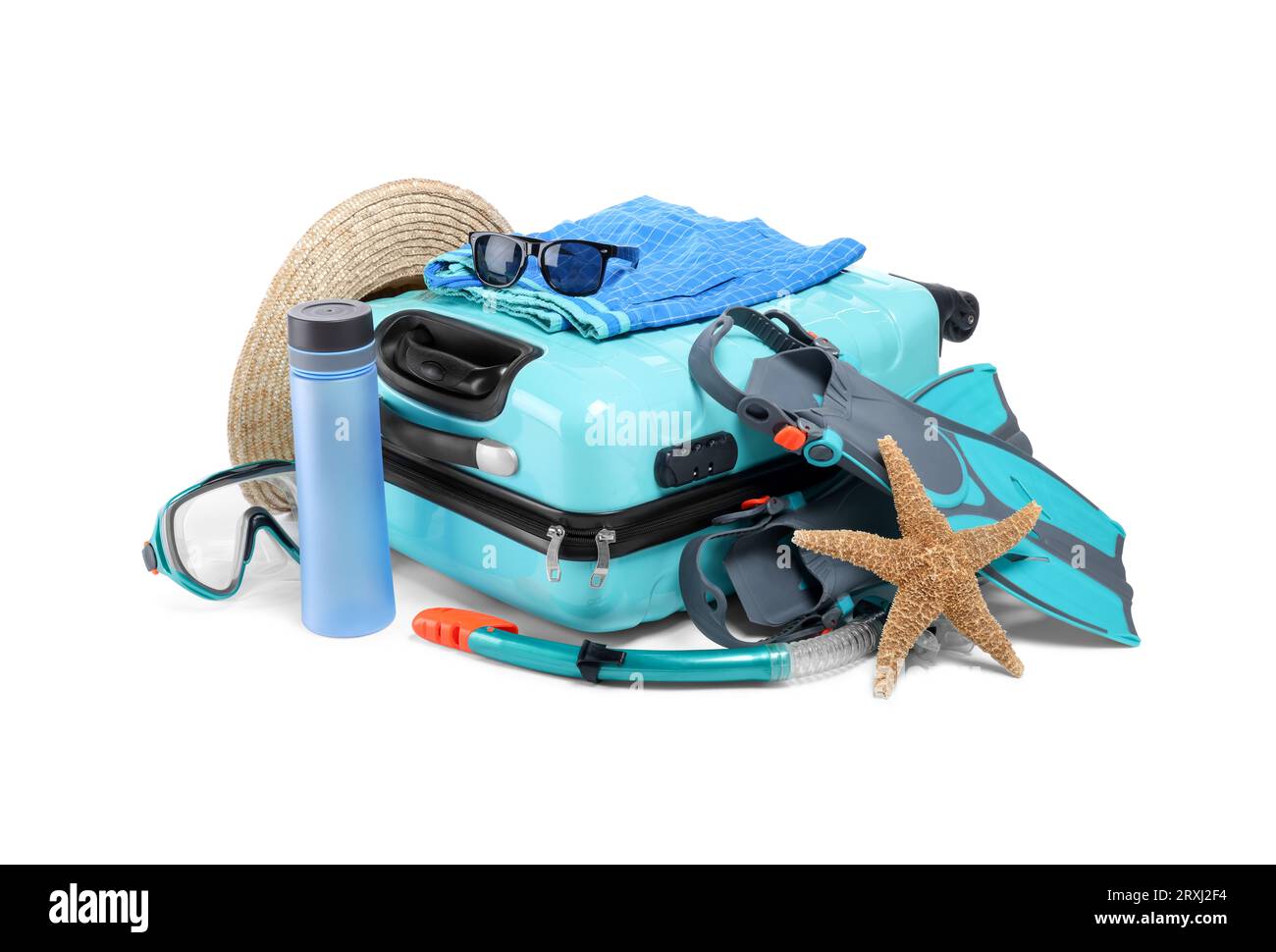 Koffer und verschiedene Strandaccessoires isoliert auf weiß. Sommerferien Stockfoto