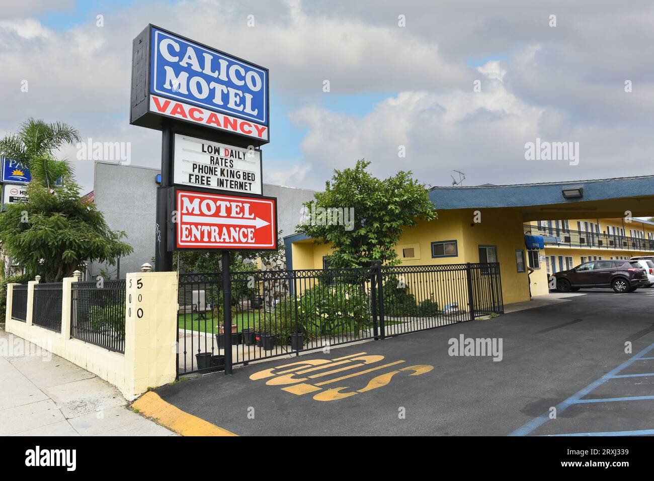ANAHEIM, KALIFORNIEN - 17. SEPTEMBER 2023: Schild am Calico Motel am Beach Boulevard, Highway 39. Stockfoto