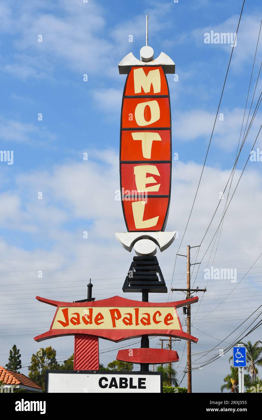 STANTON, KALIFORNIEN - 17. SEPTEMBER 2023: Schild am Jade Palace Motel am Beach Boulevard, Highway 39. Stockfoto