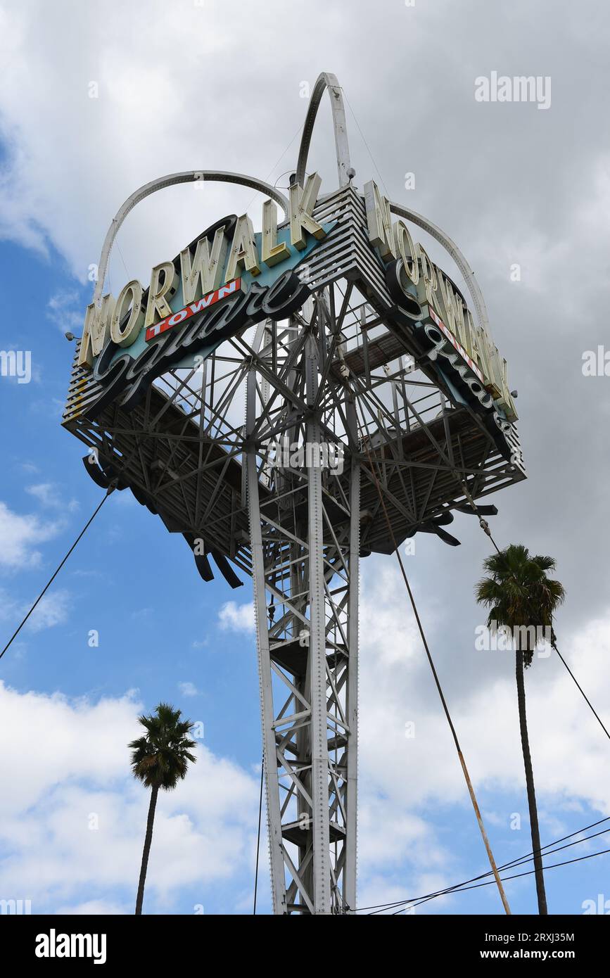 NORWALK, KALIFORNIEN - 20. SEPTEMBER 2023: Das ikonische Norwalk Town Square-Schild wurde ursprünglich von dem bekannten Architekten Stiles O. Clements entworfen und fertiggestellt Stockfoto