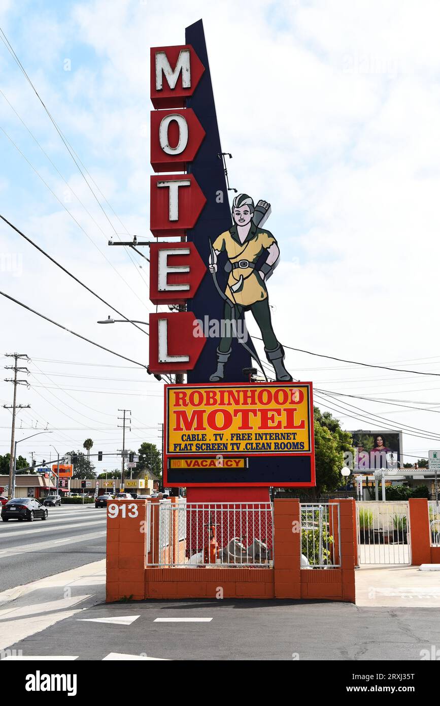 STANTON, KALIFORNIEN - 17. SEPTEMBER 2023: Schild am Robinhood Motel am Beach Boulevard, Highway 39. Stockfoto