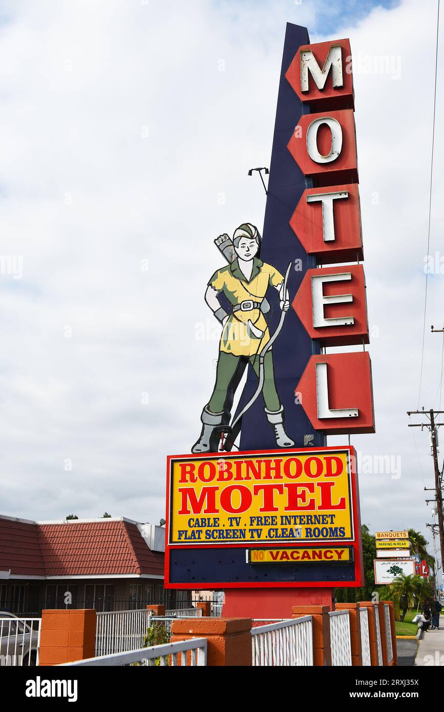 STANTON, KALIFORNIEN - 17. SEPTEMBER 2023: Schild am Robinhood Motel am Beach Boulevard, Highway 39. Stockfoto