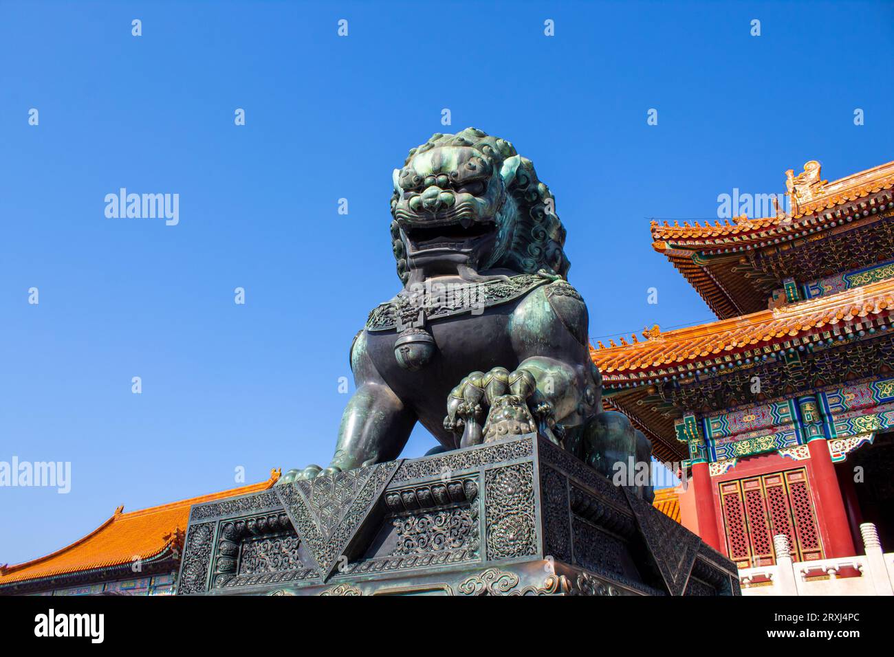 Chinesischer Schutzlöwe, Verbotene Stadt, Peking, China. Horizontales Bild mit blauem Himmel und Textabstand Stockfoto Chinesischer Schutzlöwe, Verbotene Stadt, Peking, China. Horizontales Bild mit blauem Himmel und Textabstand Stockfoto
