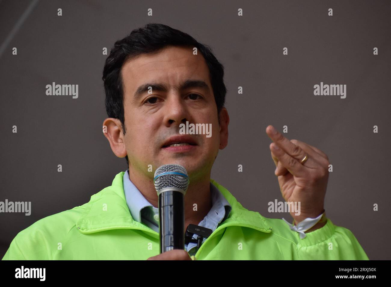 Bogota, Kolumbien. September 2023 25. Bogotas Bürgermeisterkandidat Rodrigo Lara während einer öffentlichen Debatte in Bogota, Kolumbien am 25. September 2023. Foto: Cristian Bayona/Long Visual Press Credit: Long Visual Press/Alamy Live News Stockfoto