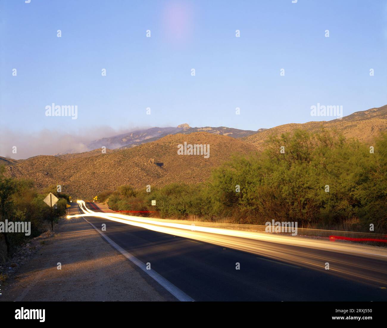 Doppeltes Verkehrsaufkommen entlang der Houghton Rd auf der Ostseite von Tucson, Arizona. Stockfoto