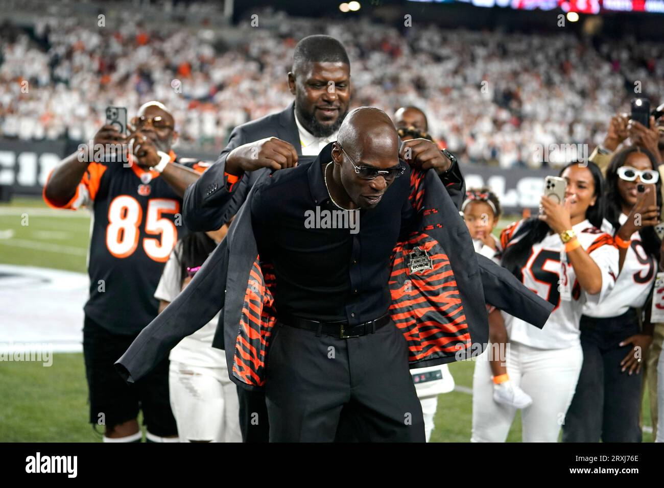 Former Cincinnati Bengals wide receiver Chad Johnson is inducted into the Bengals Ring of Honor during halftime of an NFL football game between the Bengals and Los Angeles Rams Monday, Sept. 25, 2023, in Cincinnati. (AP Photo/Michael Conroy) Stockfoto