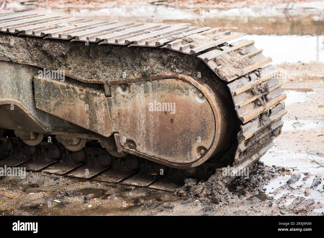 Alte verlassene Lkw, Baggerkette Stockfotos, Spuren von einem Bagger Nahaufnahme Stockfoto