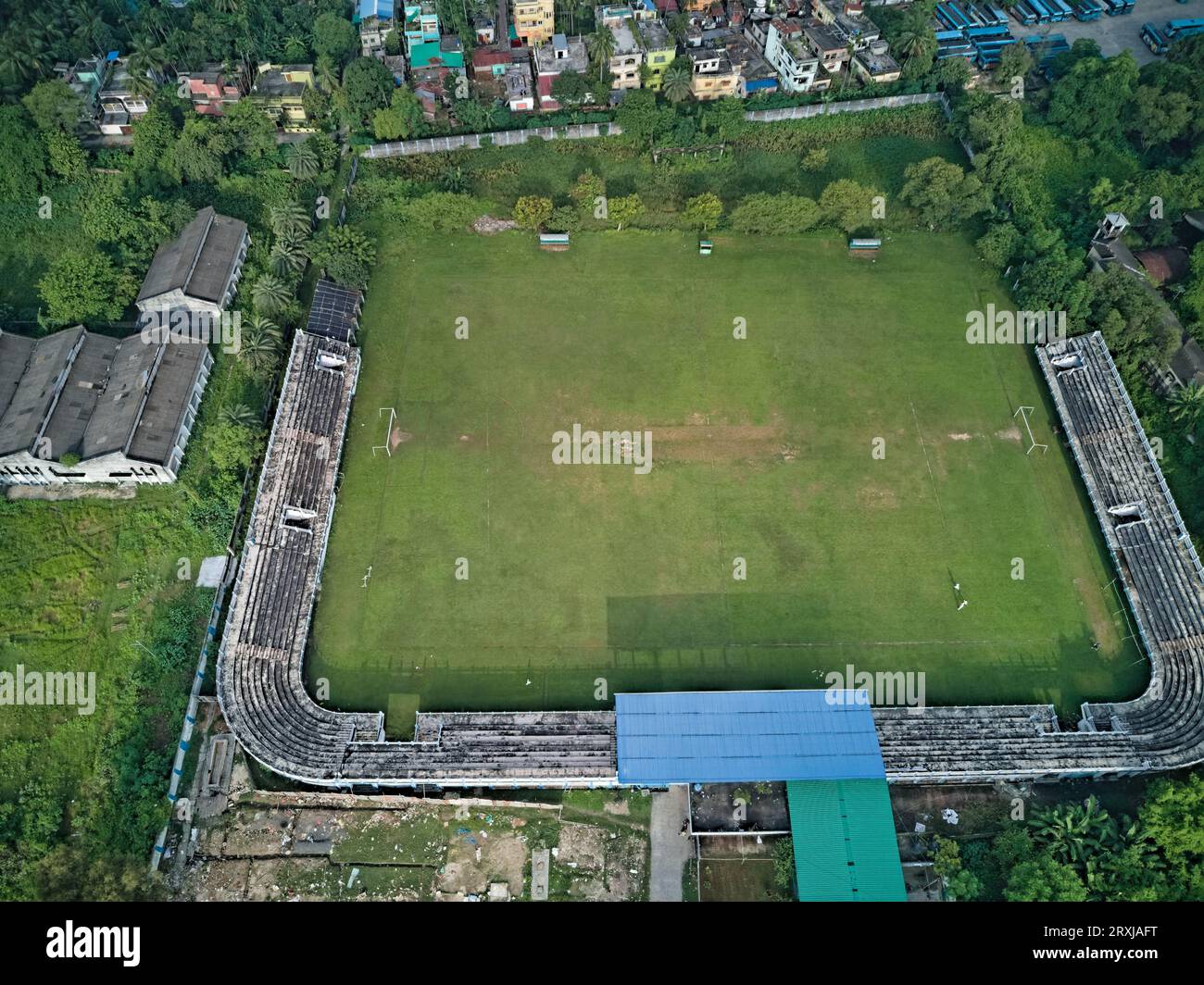 09.16.2023. Raiganj West Bengalen Indien. Top-Luftaufnahme eines Stadions in Indien Stockfoto