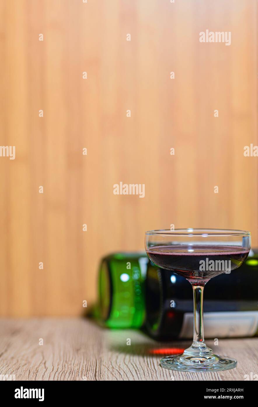 Weinprobe Erleben Sie Rotweingläser und eine großartige Weinsammlung hinter den Kulissen. Stockfoto