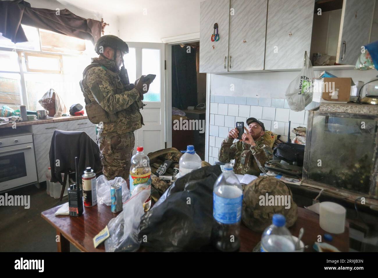 Ukrainische Soldaten mit Munition, an einem unbekannten Ort entlang der Frontlinie von Bakhmut. Stockfoto