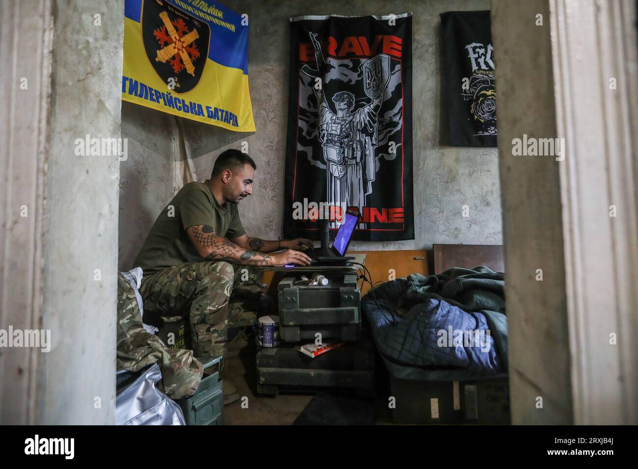 Ukrainische Militärangehörige mit Munition spielen an einem unbekannten Ort an der Frontlinie von Bakhmut. Stockfoto