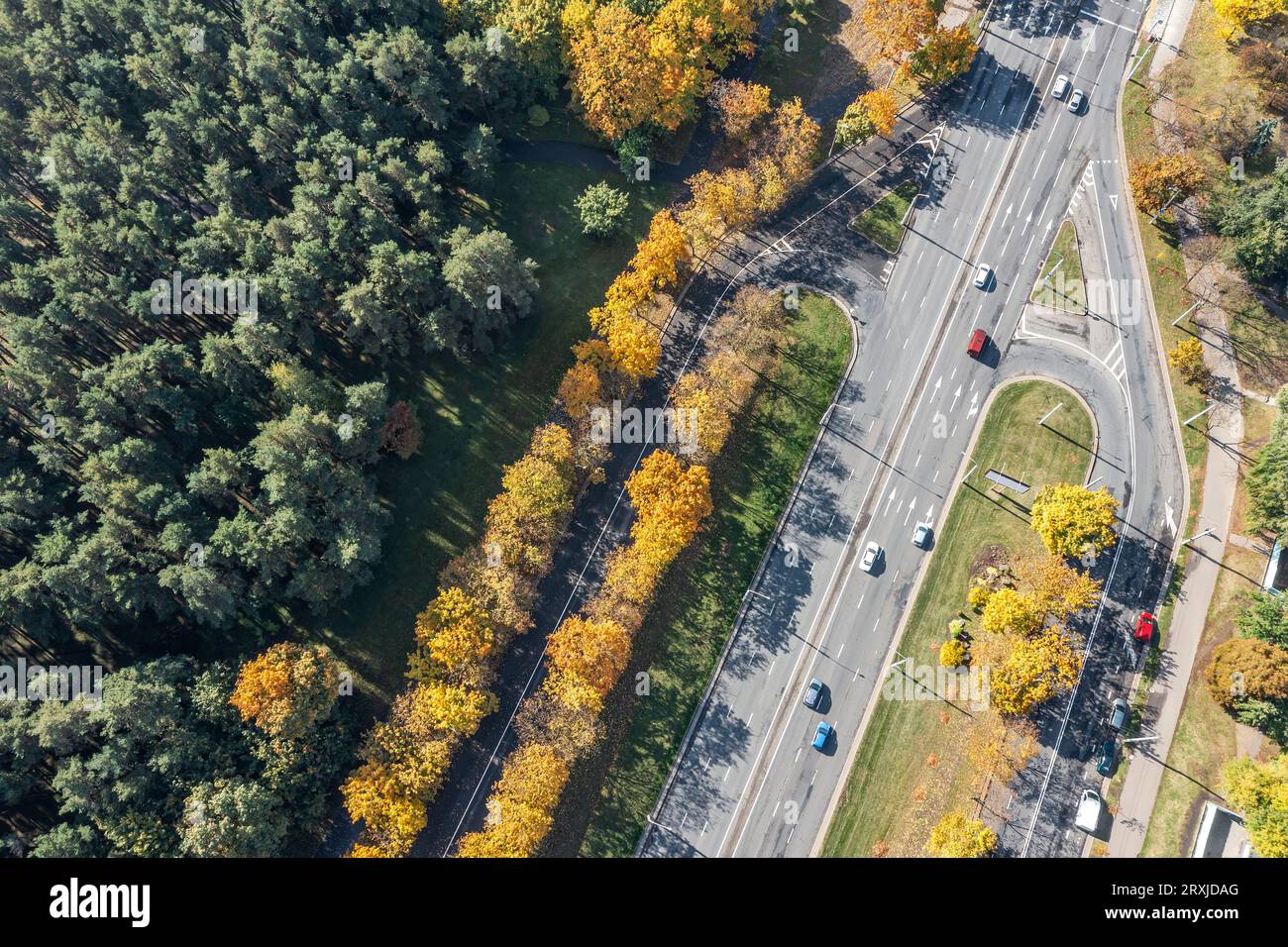 Kreuzung mit dem Autoverkehr auf der Stadtstraße. Draufsicht von der Flugdrohne aus. Stockfoto