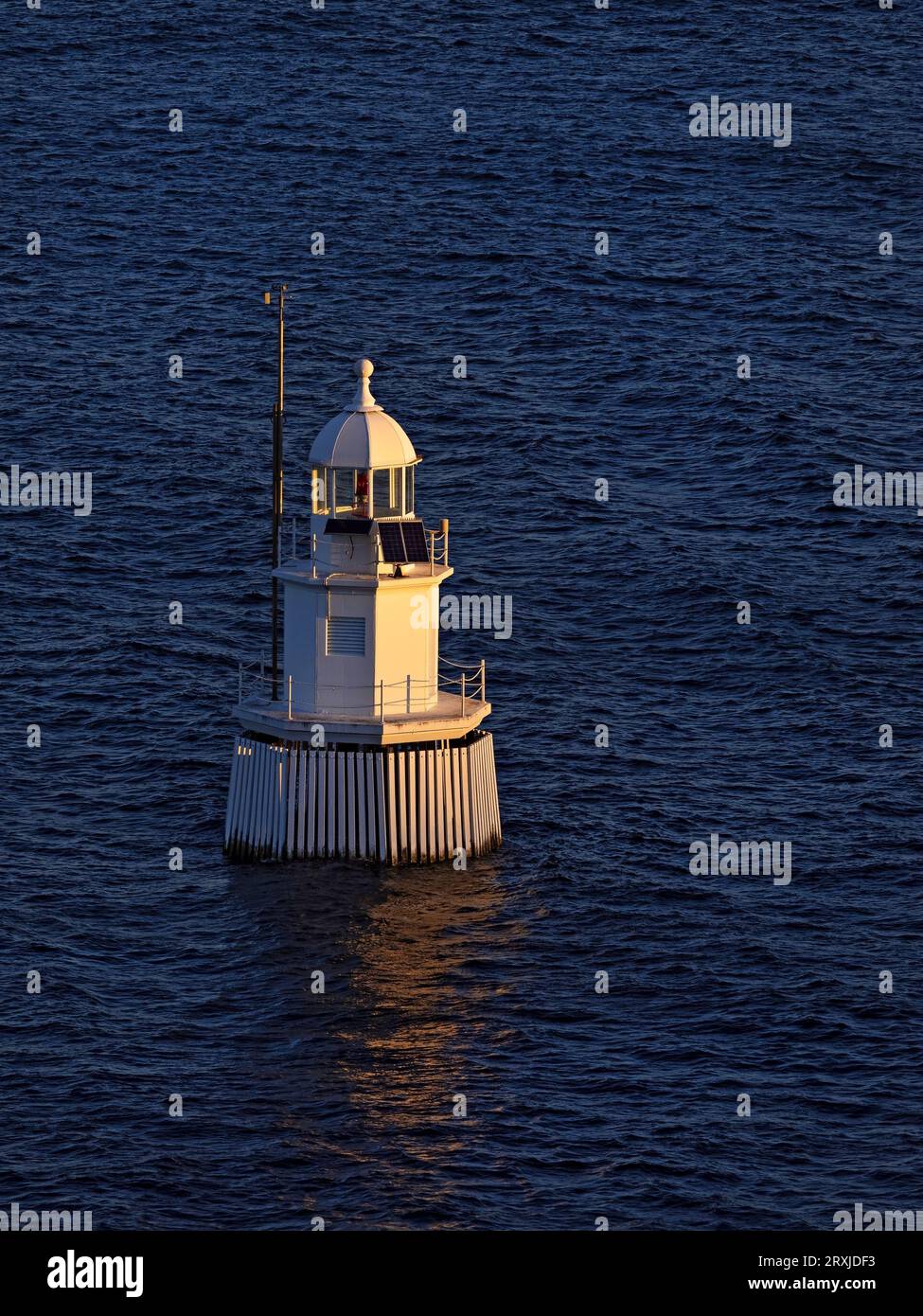 Sydney Australia/Western Channel Pile Light, ist ein aktiver Pile-Leuchtturm im Hafen von Sydney und in der Nähe von Georges Head in Mosman New South Wales, Stockfoto