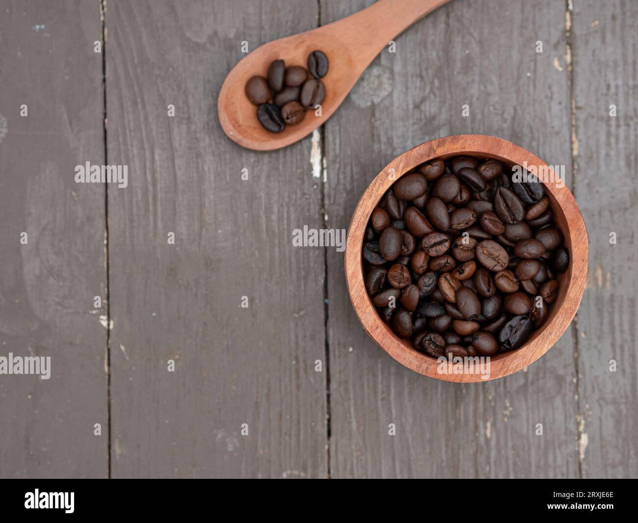 Blick von oben auf Kaffeebohnen in einem Holzbehälter Stockfoto