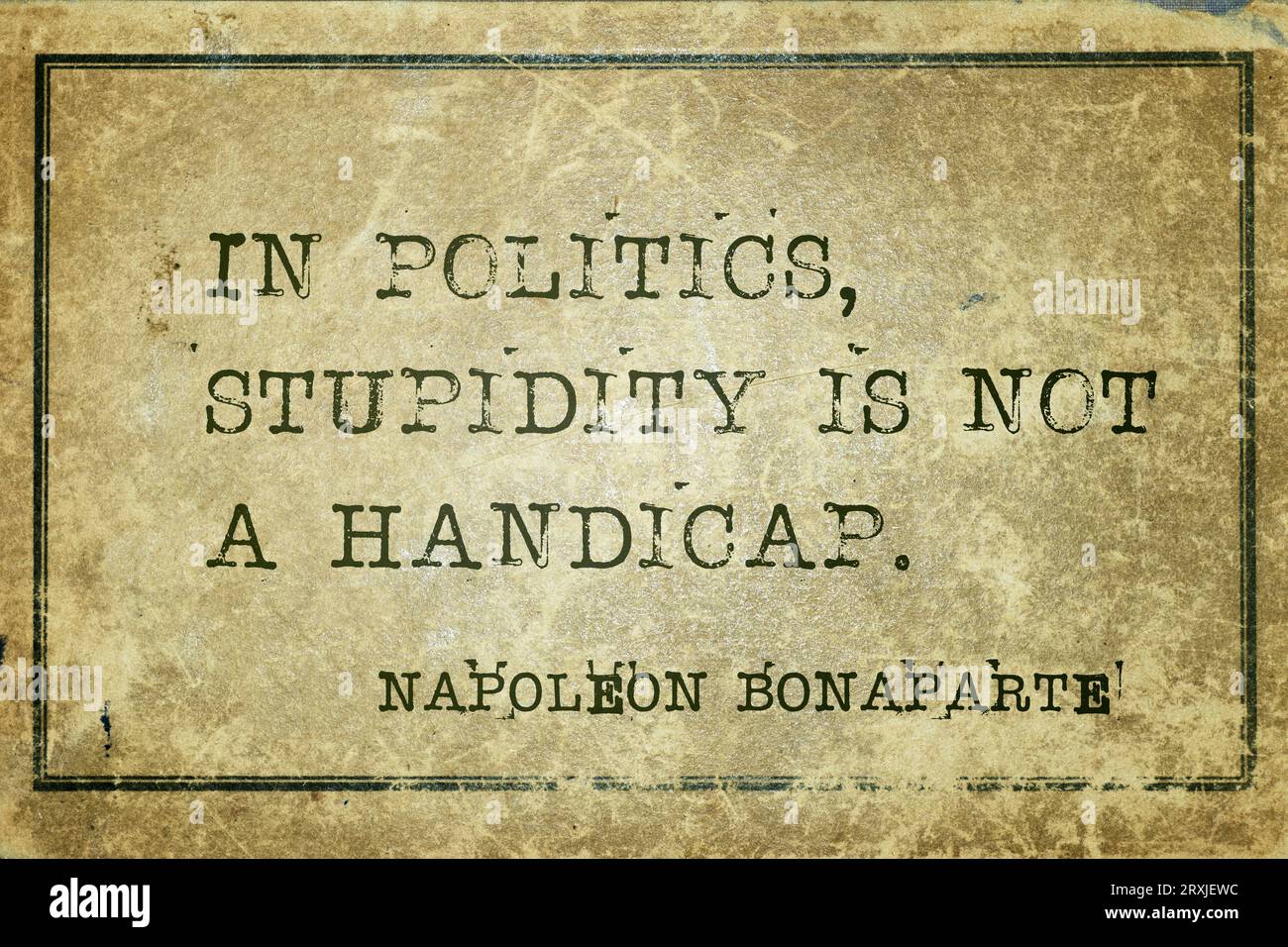 In der Politik ist Dummheit kein Handicap - altes französisches Militär und politischer Führer Napoleon Bonaparte Zitat auf Vintage-Karton gedruckt Stockfoto