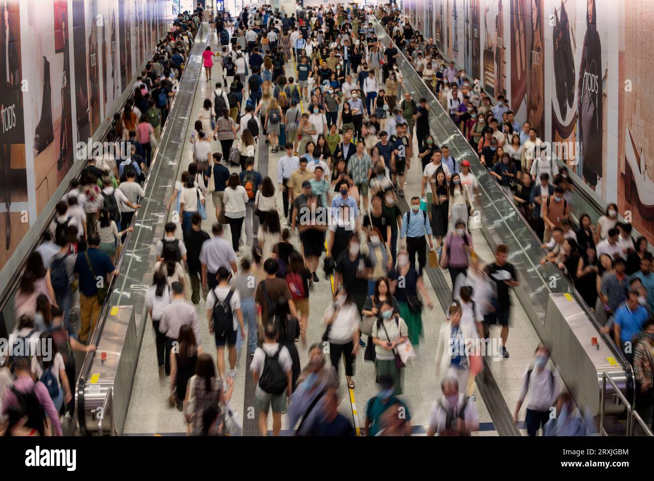 Central Station Hong Kong MTR U-Bahn während der Hauptverkehrszeit, Hong Kong, China. Stockfoto
