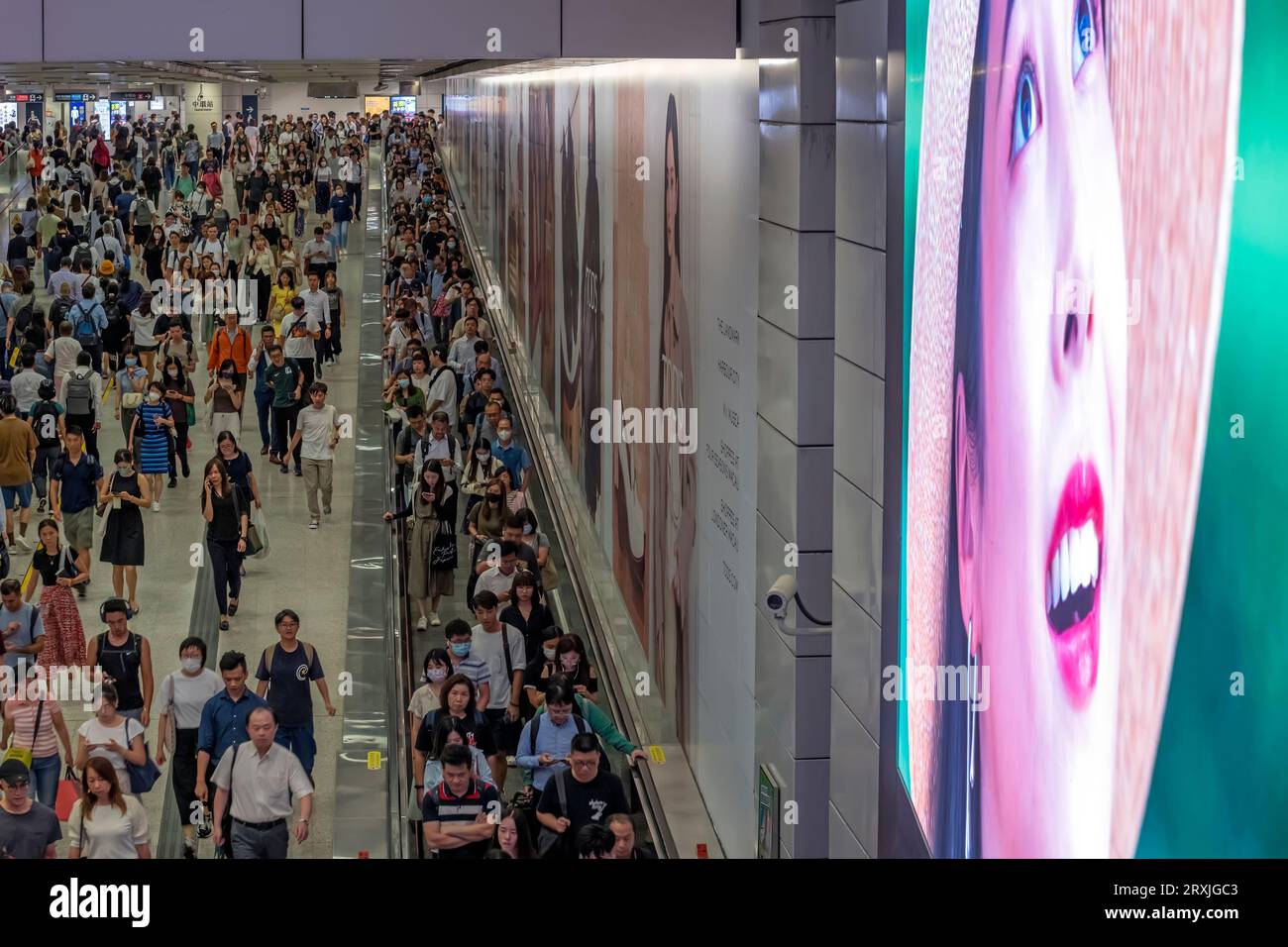 Central Station Hong Kong MTR U-Bahn während der Hauptverkehrszeit, Hong Kong, China. Stockfoto