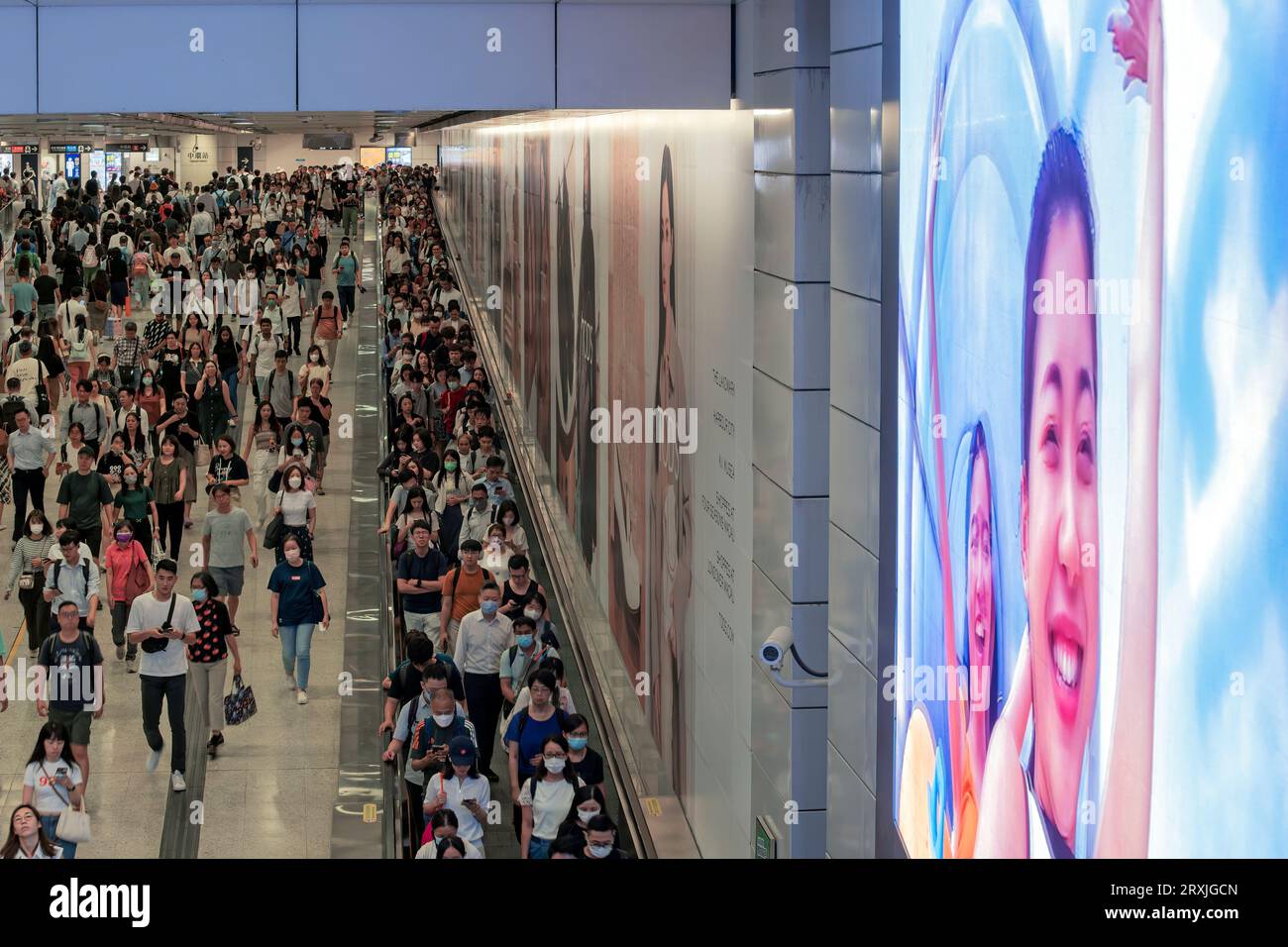 Central Station Hong Kong MTR U-Bahn während der Hauptverkehrszeit, Hong Kong, China. Stockfoto