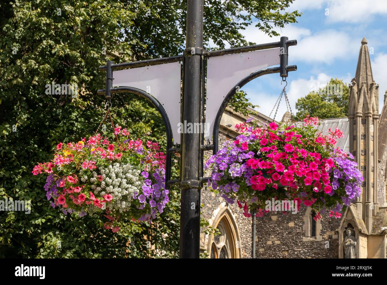 Hängekörbe vor der St. Marys Church, High Wycombe, Buckinghamshire, England, Vereinigtes Königreich Stockfoto