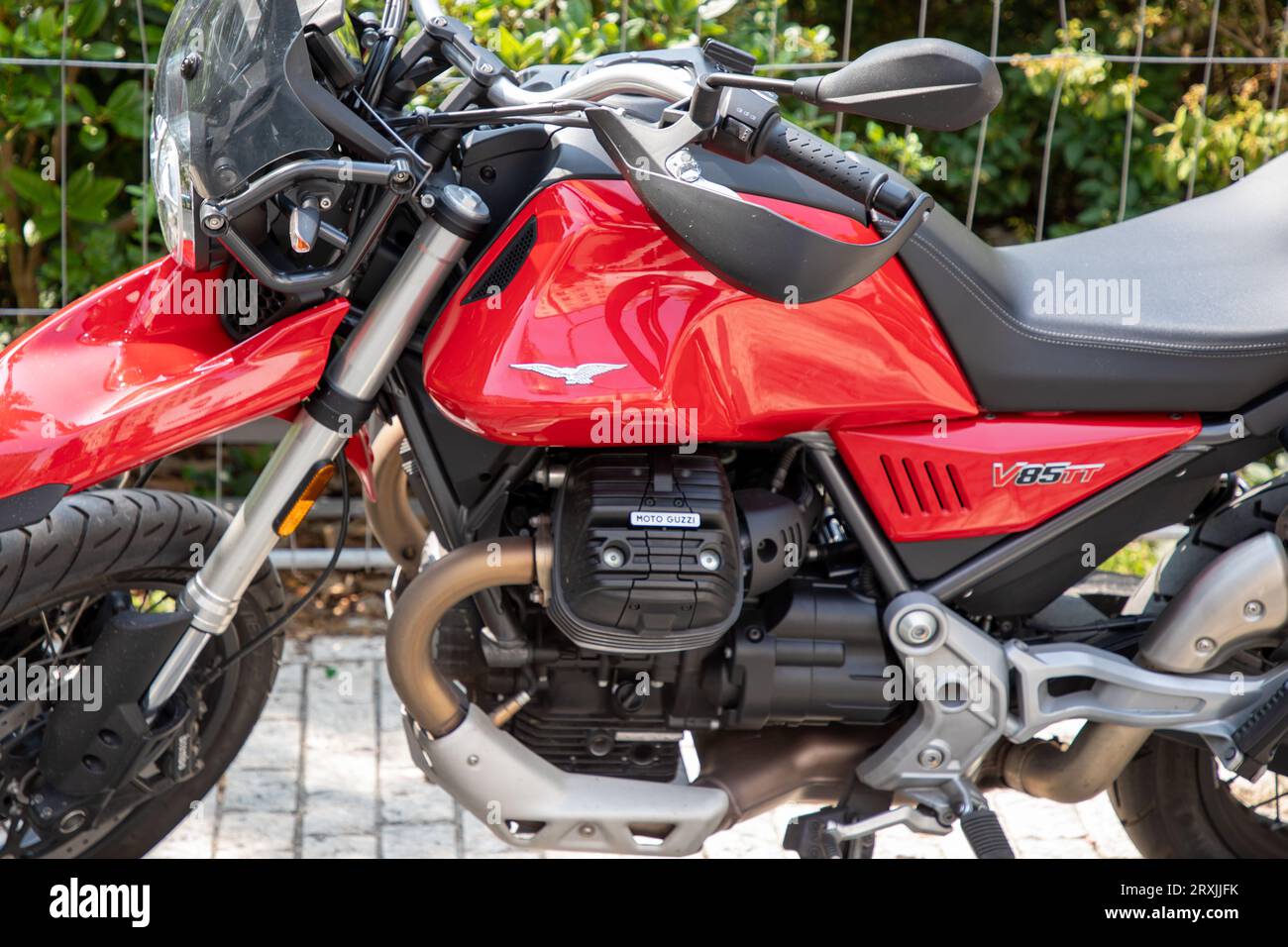 Bordeaux , Frankreich - 09 18 2023 : Moto Guzzi v85 tt Logo Marke und Textzeichen neoretro Motorrad von italienischem Hersteller Stockfoto