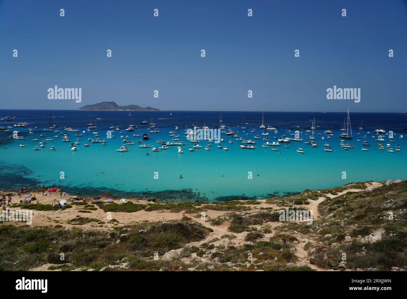 Geschäftiger Ankerplatz in Scogliera di Cala Rossa, Sizilien, Italien Stockfoto